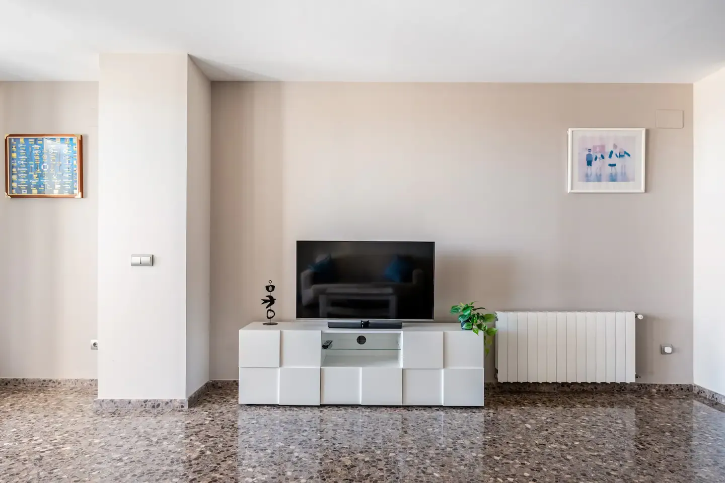 Salón, NEPTÚ24-4