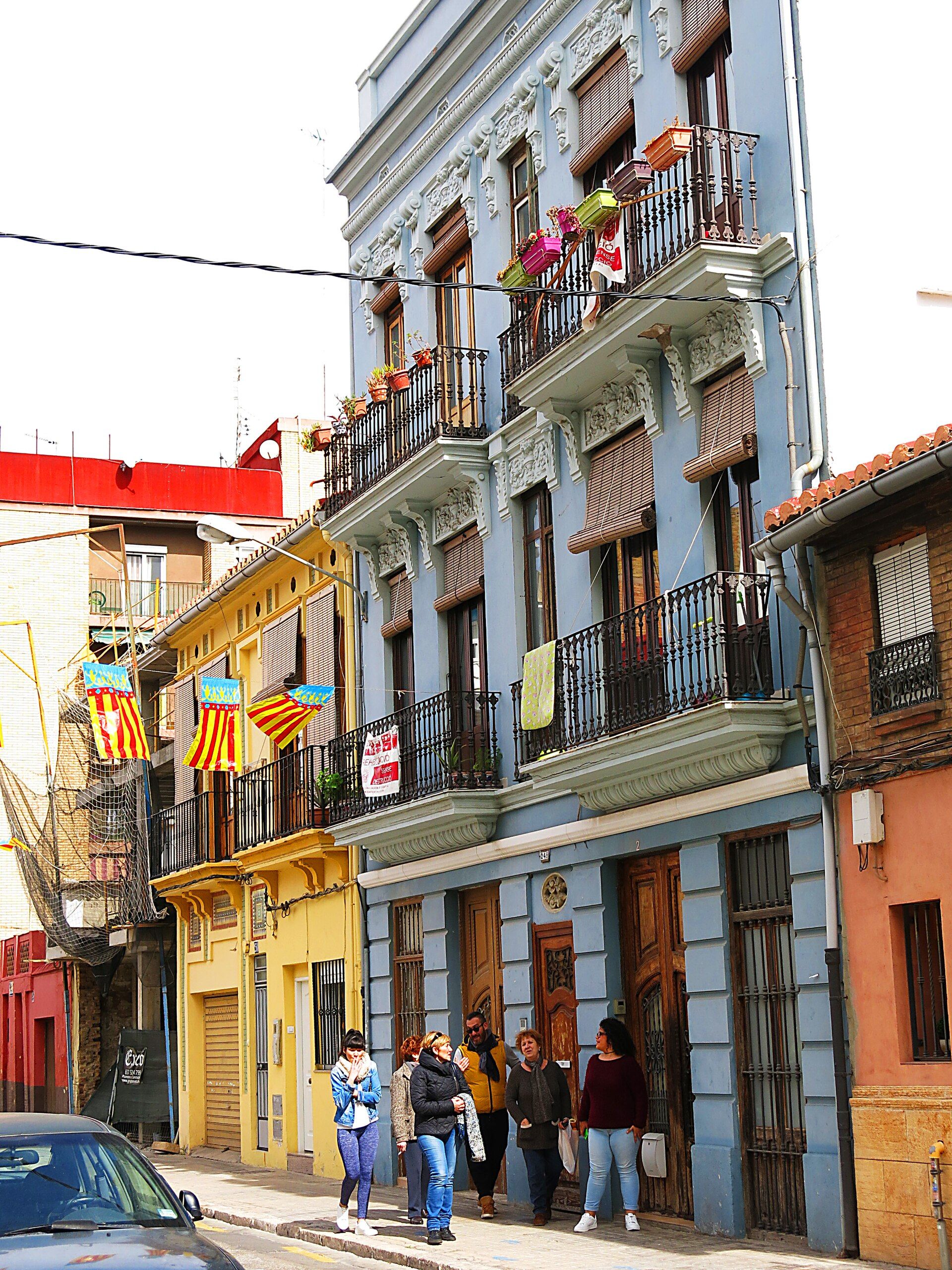 Fachadas de azulejo y balcones en una calle de El Cabanyal