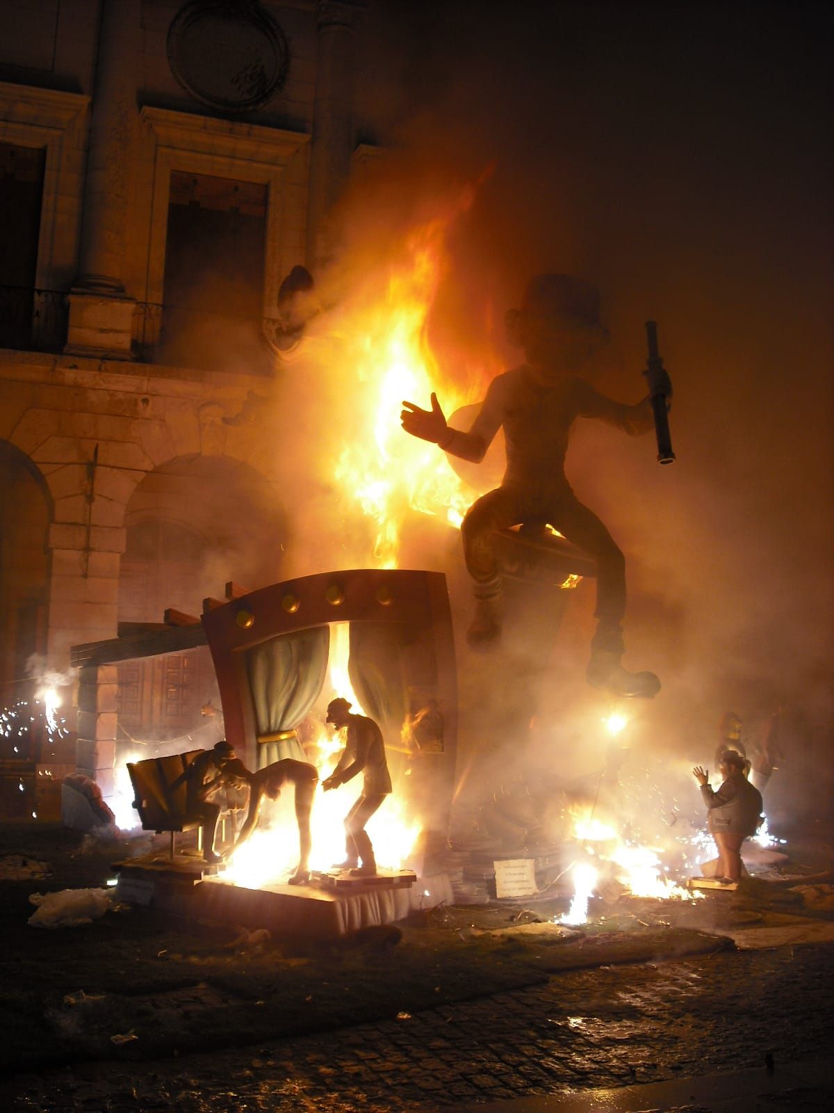 Monumento fallero junto al Ayuntamiento de Valencia