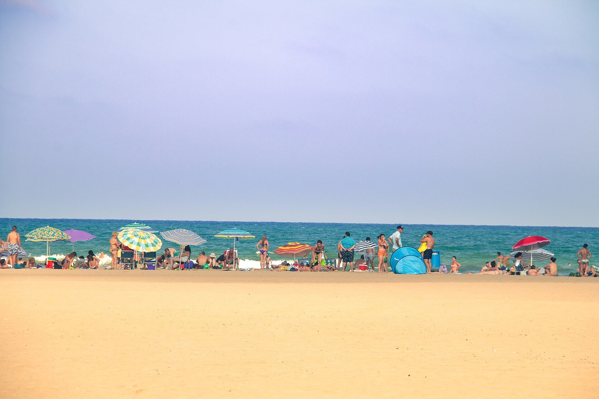 La playa de la Malvarrosa con sombrillas en verano