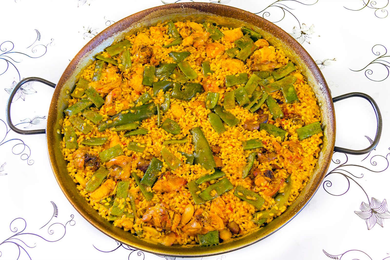 Paella valenciana con pollo, judía verde y garrofó